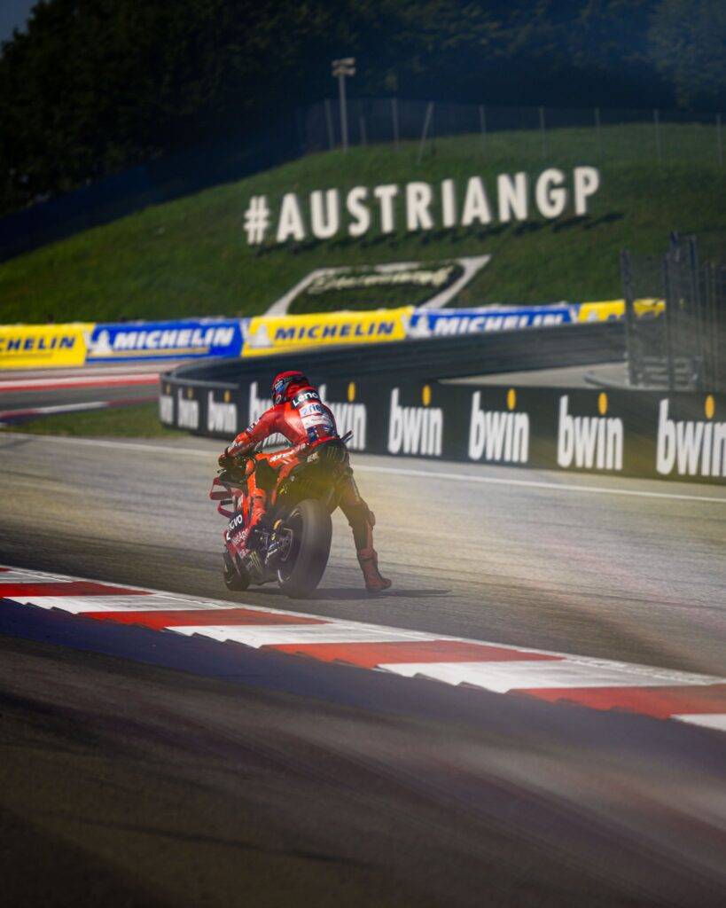 Marc Marquez vince anche la Sprint in Austria. Grandi problemi per Bagnaia