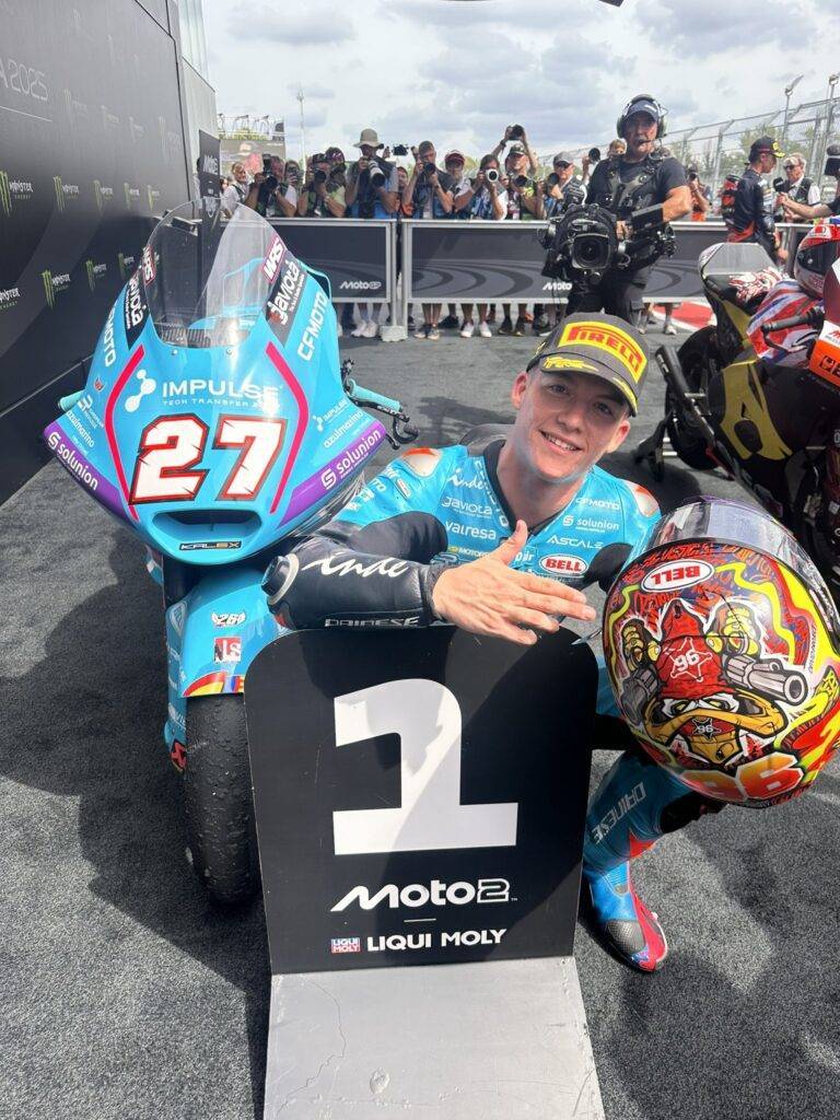 La prima vittoria di Daniel Holgado in Moto2. Sul podio Dixon e Munoz