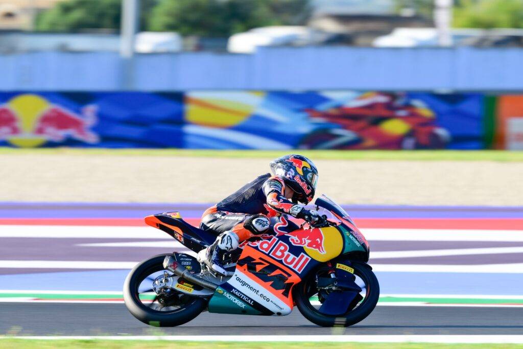 Moto3, Rueda vince al fotofinish su Quiles a Misano. Solo nono Pini, cade Lunetta