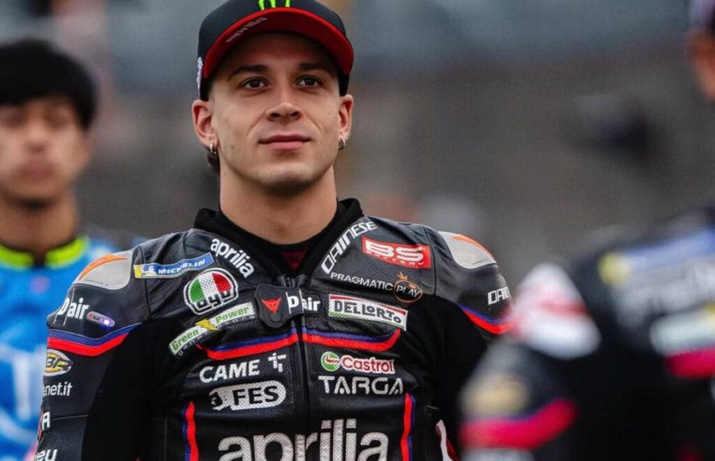 Marco Bezzecchi in pole a Mandalika davanti a Fermin Aldeguer e Fernandez. Male Bagnaia e Marquez.
