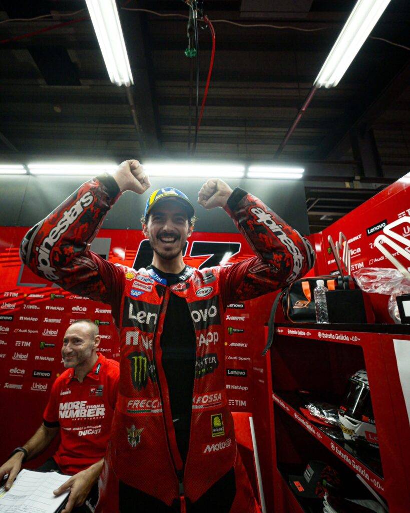 Pecco Bagnaia festeggia nel suo box la vittoria a Motegi