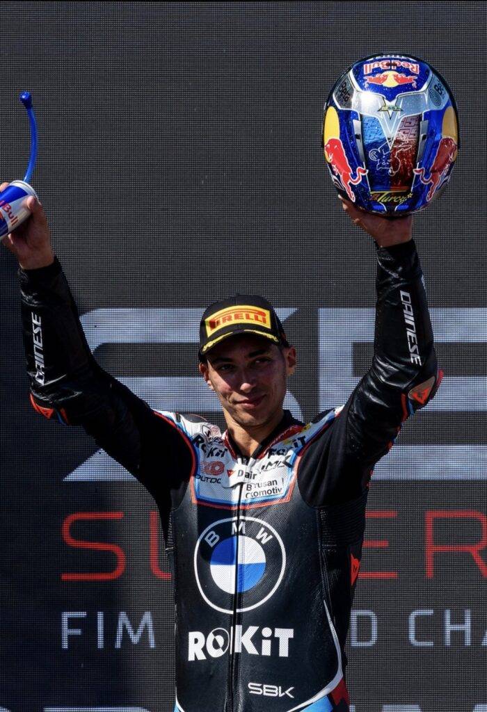 WorldSBK Estoril, Toprak resiste a Bulega e vola a +41: spettacolo e bandiera rossa in Gara 1