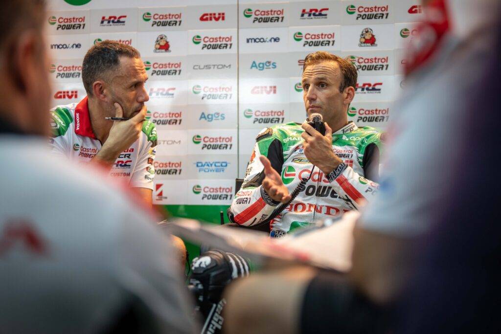 Johann Zarco nel box Honda LCR dopo le Practice
