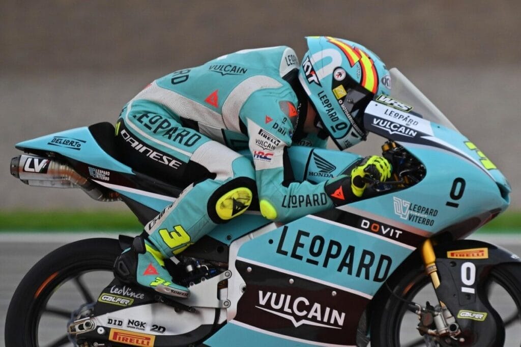Moto3, Pitito Fernandez ottiene la prima vittoria in carriera a Valencia! Piqueras secondo in campionato
