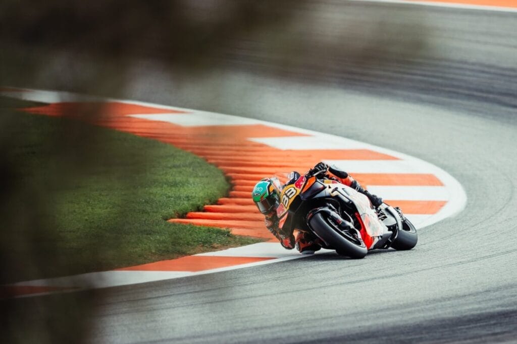 Brad Binder in pista a Valencia