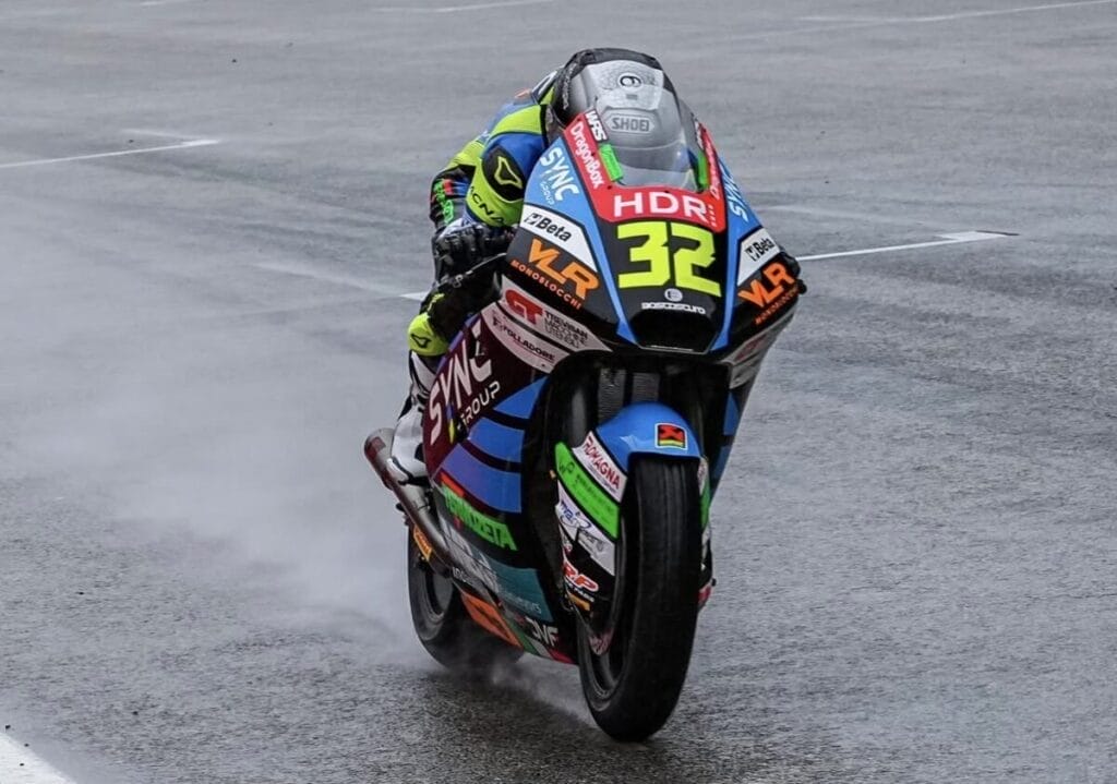 Luca Lunetta in pista con il numero 32 (lascia alle spalle il 58) in Moto2