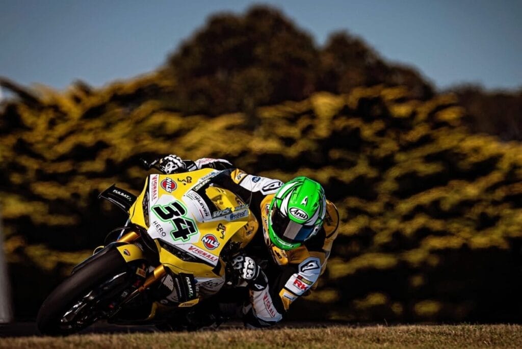 Bulega vince a Phillip Island: Lorenzo Baldassarri primo podio in Superbike