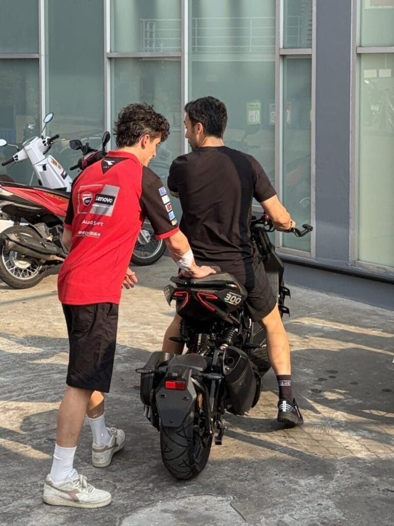 Marc Marquez fuori dal centro medico del circuito di Buriram