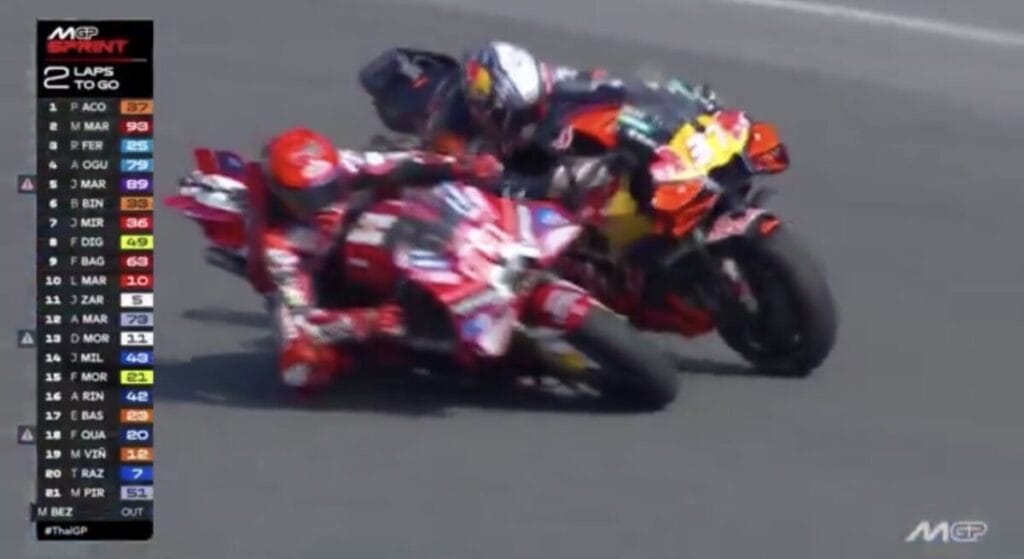 Il contatto nella Sprint del GP di Thailandia tra Marc Marquez e Pedro Acosta