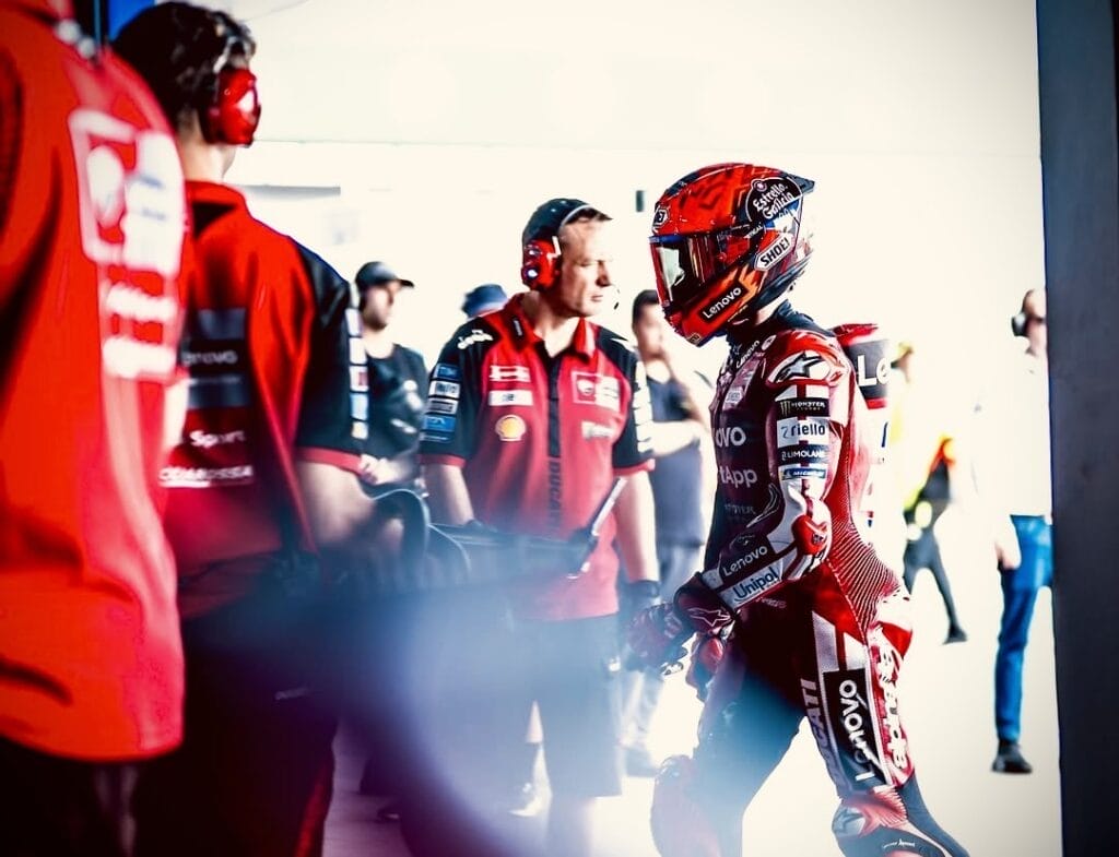 Marc Marquez ai box del GP di Thailandia a Buriram