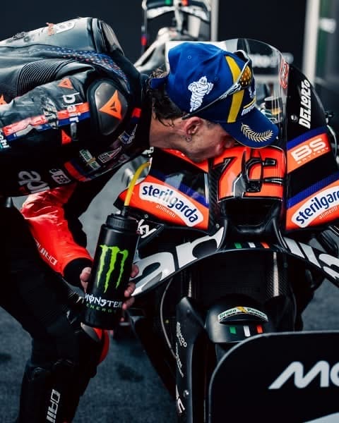 Marco Bezzecchi e il bacio all’Aprilia RS-GP al parco chiuso di Buriram