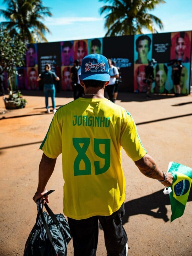 Jorge Martin all’ingresso del paddock di Goiâna con la maglia della nazionale brasiliana