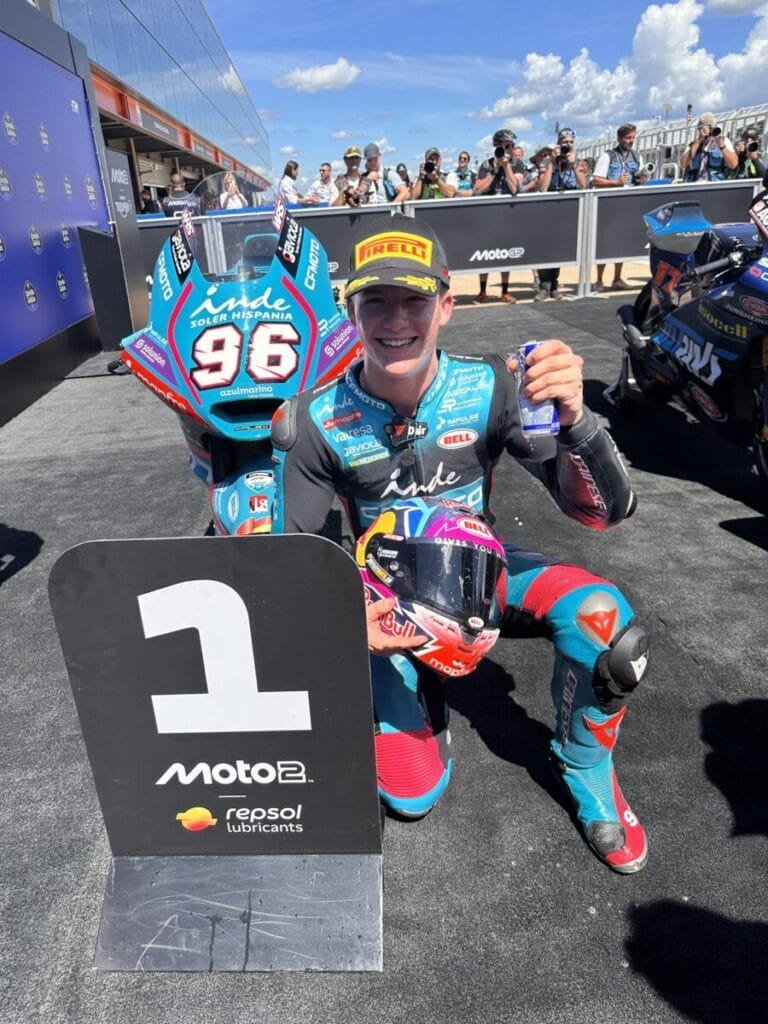 Holgado festeggia la vittoria a Goiâna al parco chiuso