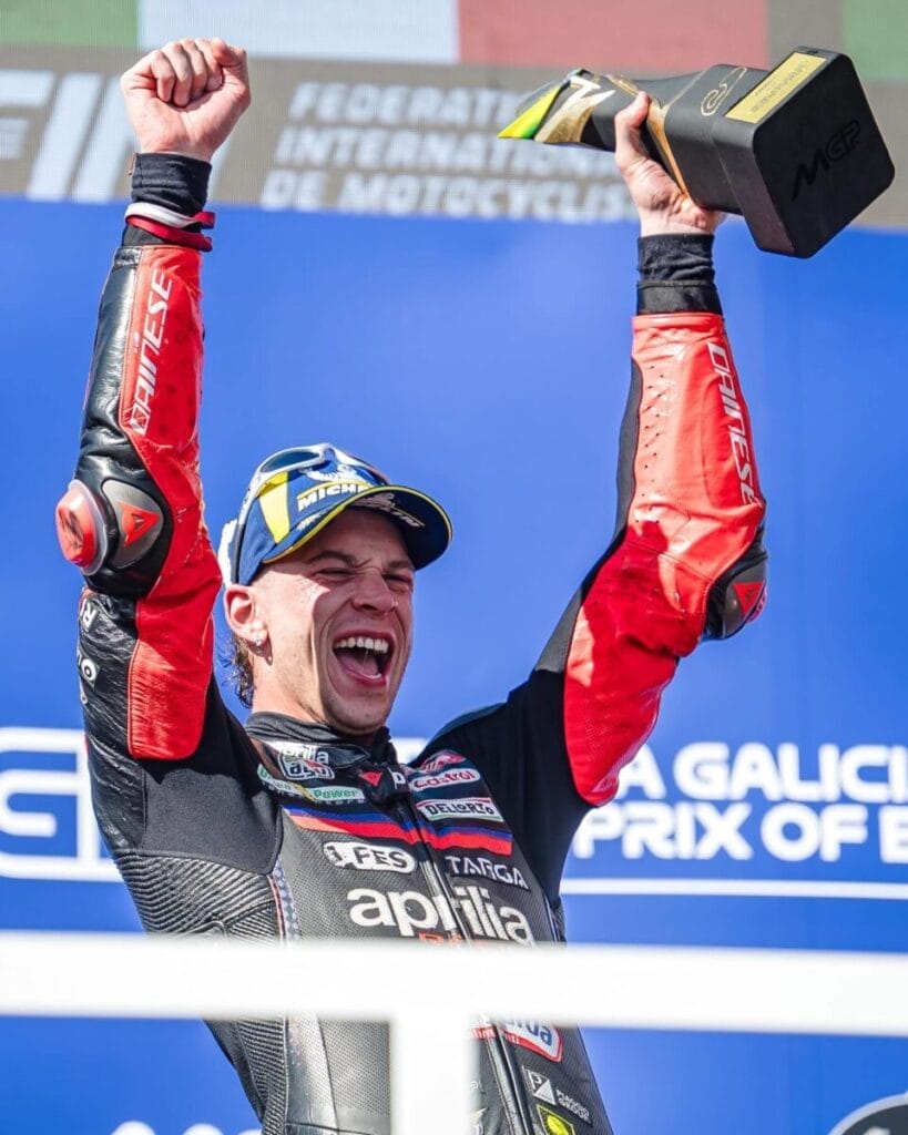 Marco Bezzecchi festeggia la vittoria a Goiâna