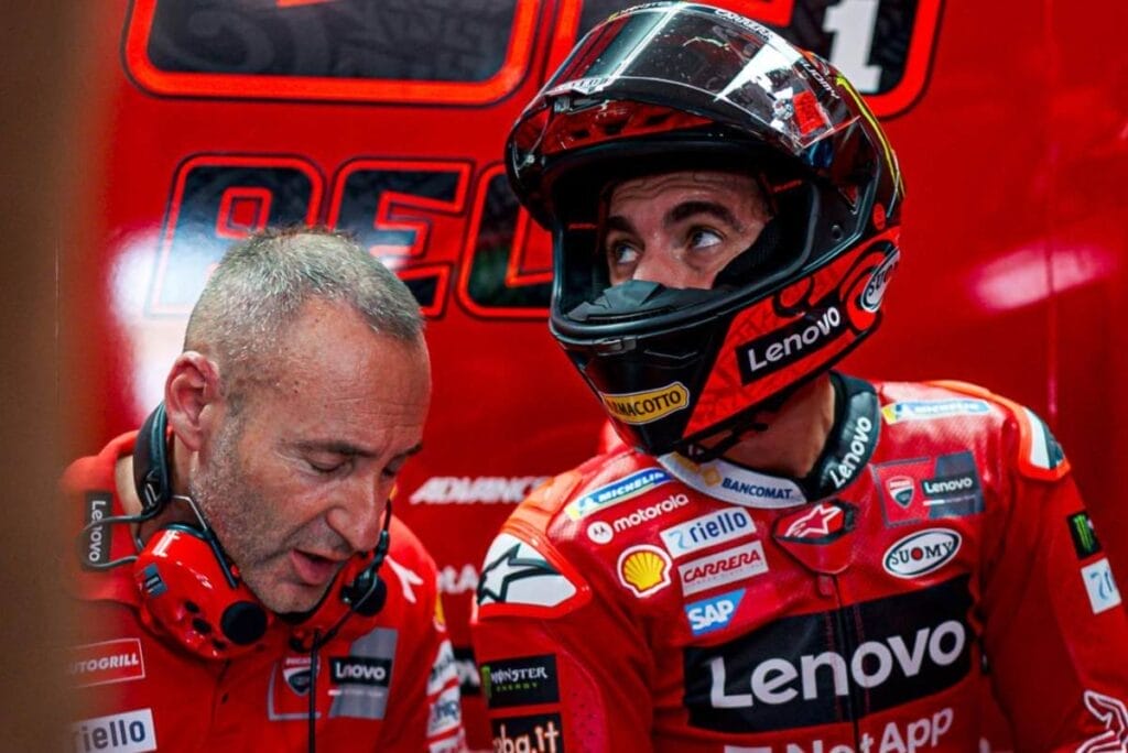 Pecco Bagnaia e Cristian Gabarrini nel box Ducati