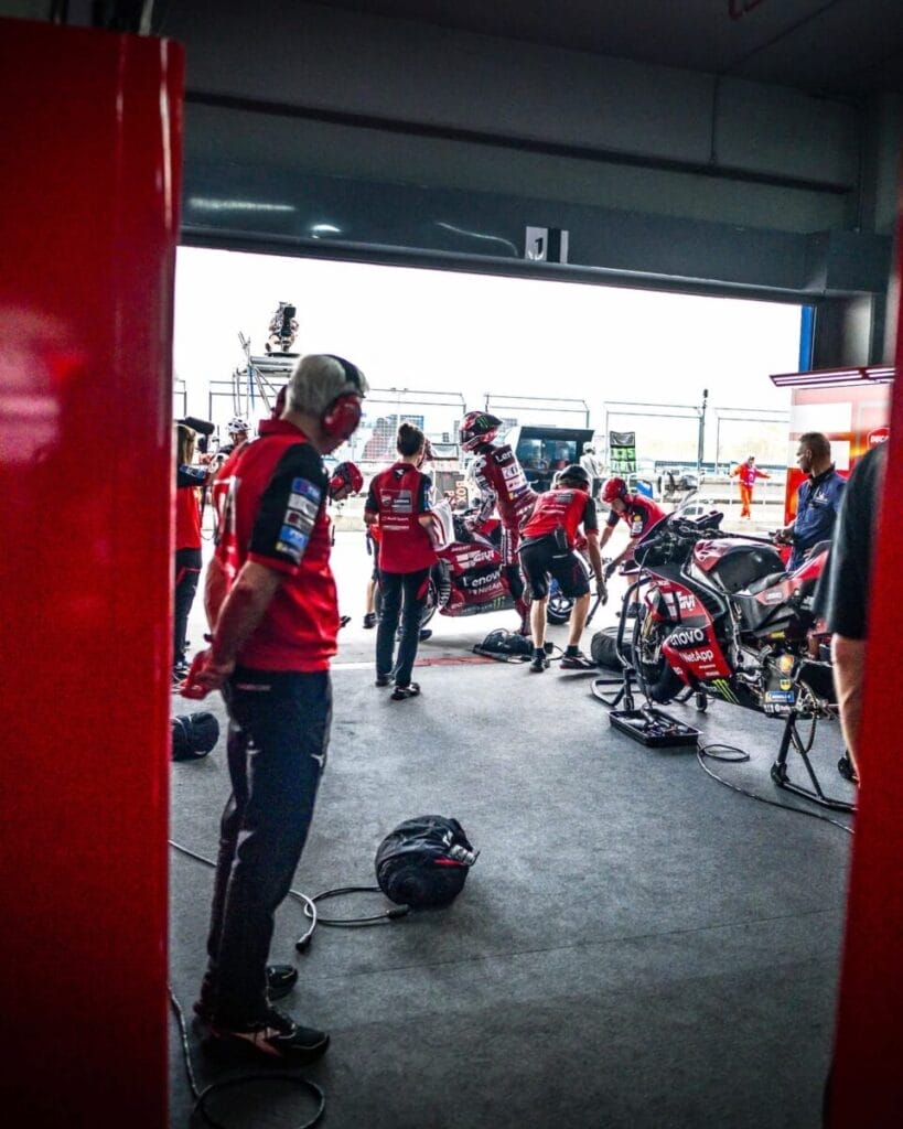 Tardozzi ammette il ritardo Ducati: “Aprilia è cresciuta di 7-8 decimi, noi di 1-2”