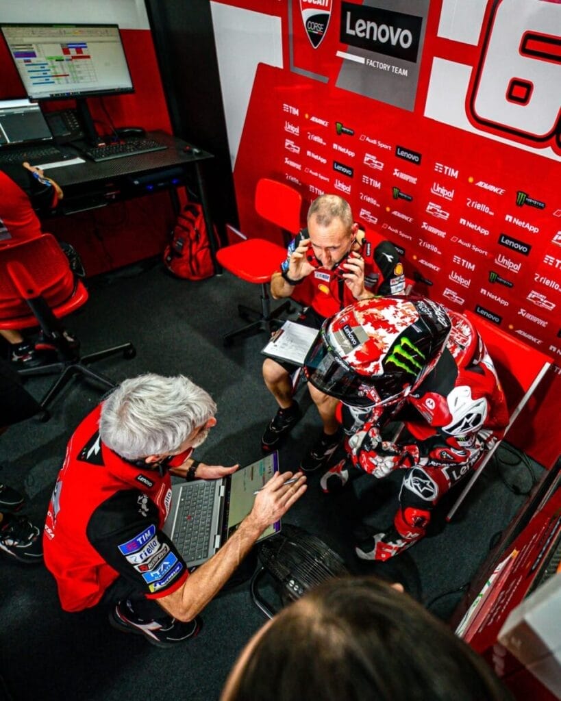 Nel box Ducati Gigi Dall’Igna a colloquio con Pecco Bagnaia e Cristian Gabarrini