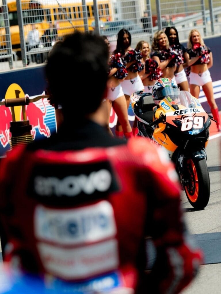 MotoGP, Checa lancia l’allarme su Marquez: “Qualcosa sta succedendo”.