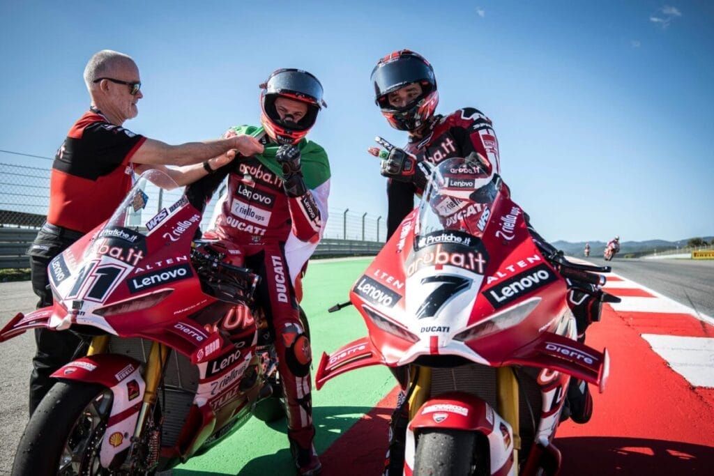 Quando il gatto non c’è i topi ballano: Bulega e Ducati dominano Portimao