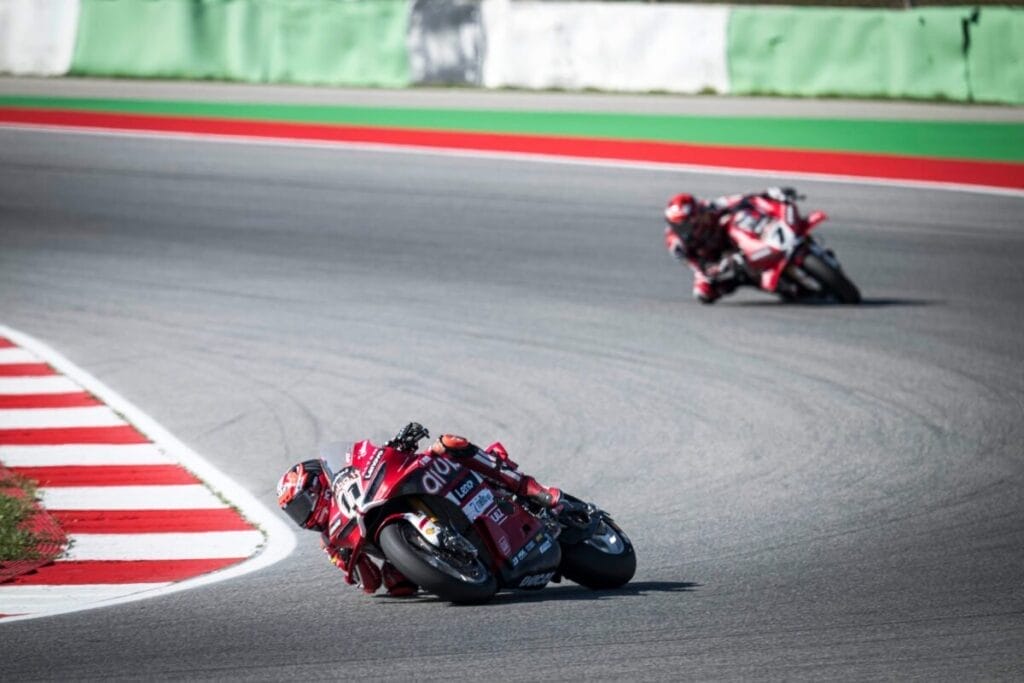 Nicolò Bulega e Iker Lecuona in gara a Portimao