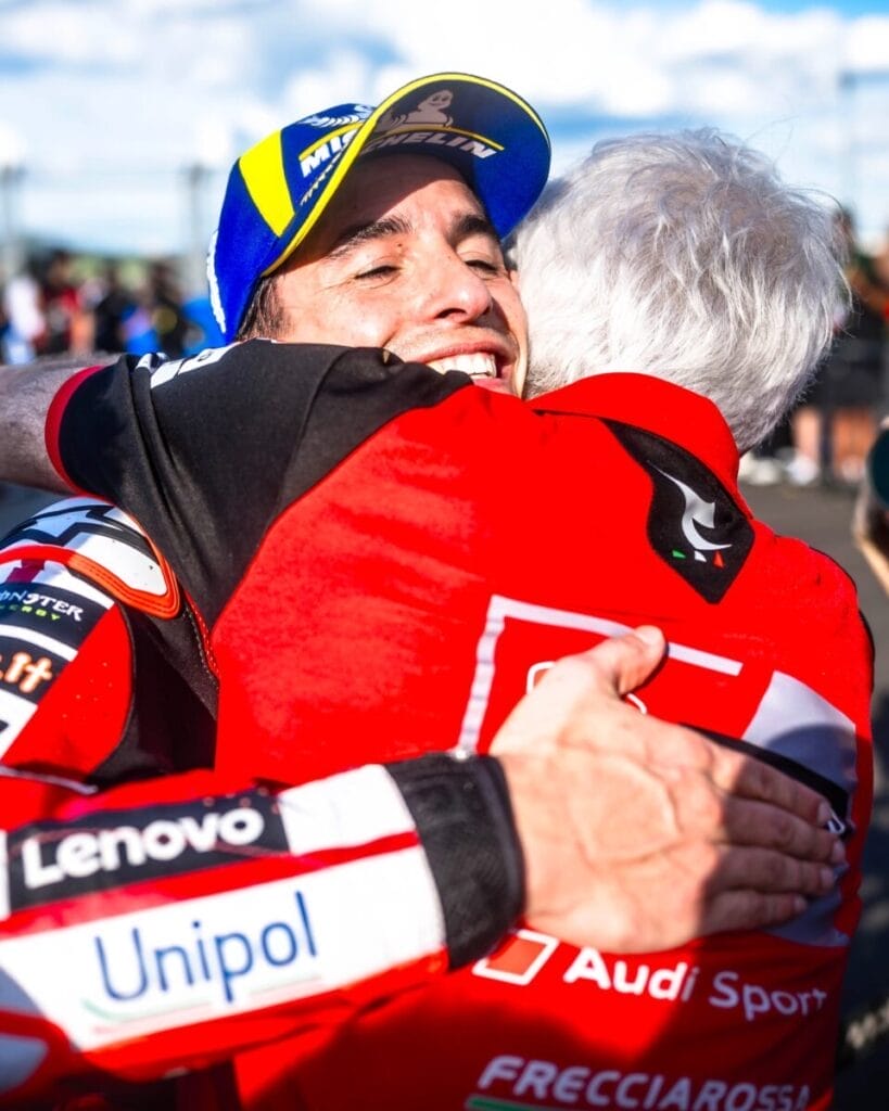Marc Marquez e Gigi Dall'Igna si abbracciano 