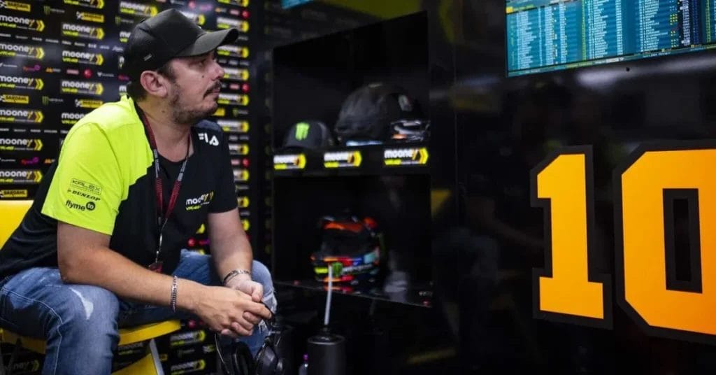 Uccio Salucci nel box VR46 durante un weekend di MotoGP mentre il team valuta la line-up per il 2027