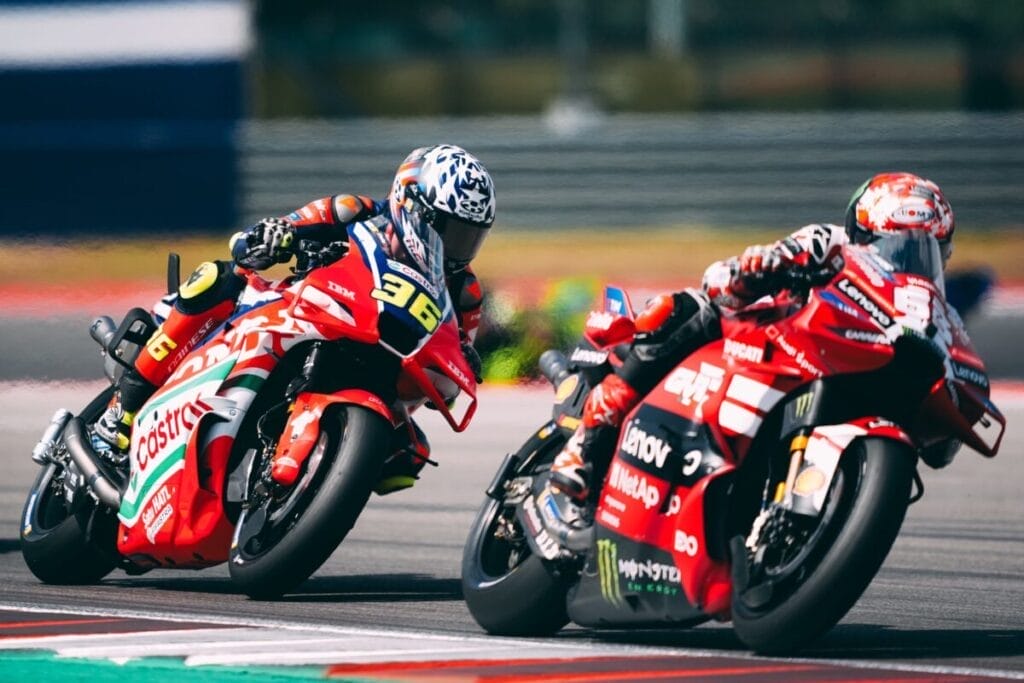Joan Mir (Honda) in scia alla Ducati di Pecco Bagnaia ad Austin