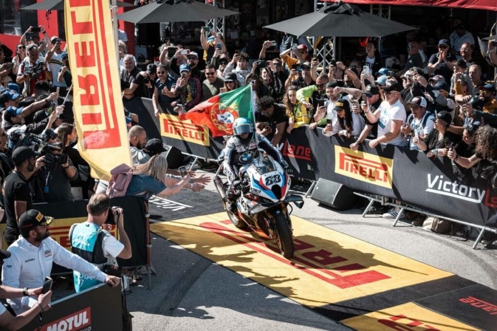 Miguel Oliveira festeggia il podio in Superbike a Portimao