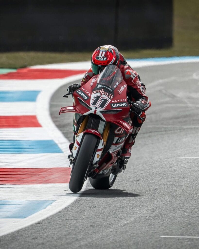 Bulega si prende Assen: pole, record e caduta nella stessa Superpole