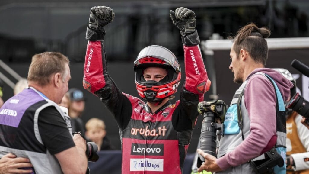 Nicolò Bulega festeggia la pole position ad Assen