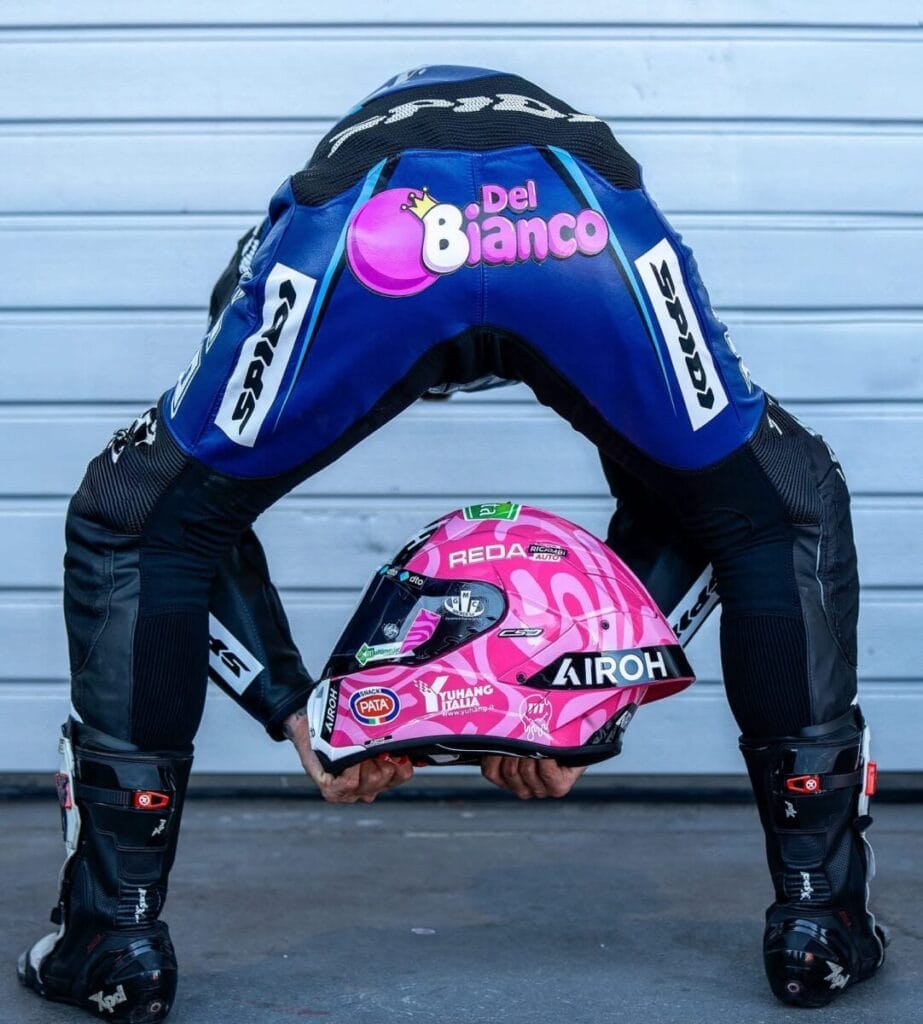Nuovo stile per Delbianco su tuta e casco nel CIV 2026