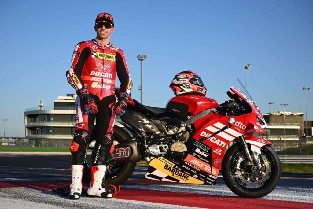 Michele Pirro con la Panigale del nuovo team