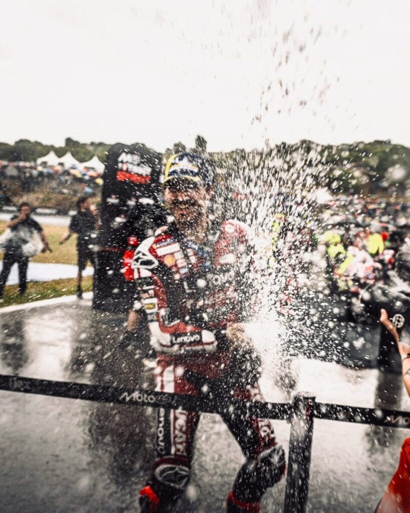 MotoGP, Bagnaia si prende il podio sotto la pioggia: “A volte avere culo non è male”