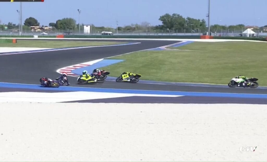CIV Moto4, finale assurdo nella Superpole Race: Ferrucci vince, Tamburini e Savino out