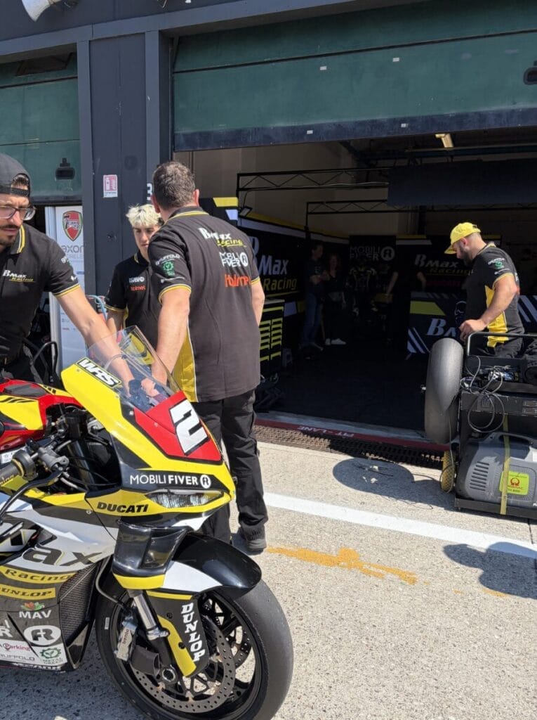Rinaldi torna ai box dopo il ritiro per problemi tecnici in Gara 2 a Misano CIV