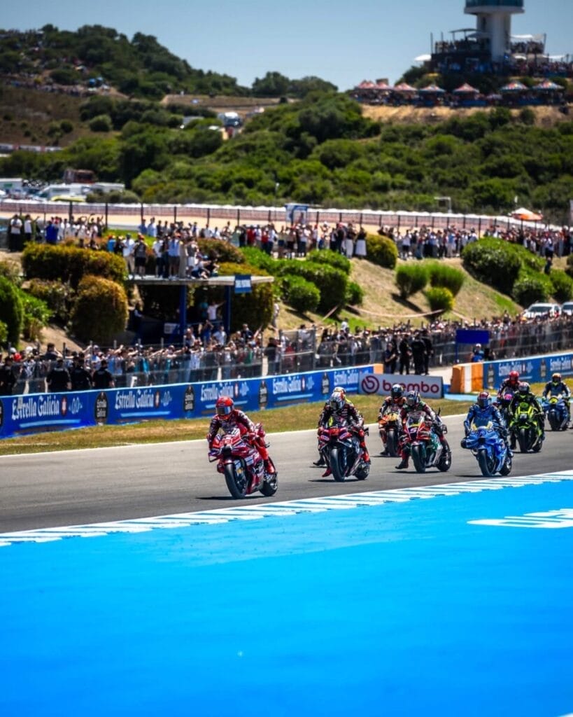 Marc Marquez comanda il gruppo a curva 1 a Jerez