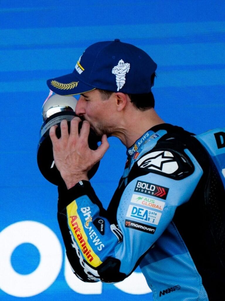 Alex Marquez festeggia la vittoria sul podio di Jerez. Dall’Igna contento a metà