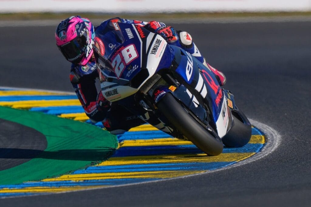 Moto2, Guevara domina una gara accorciata a Le Mans davanti al leader Gonzalez