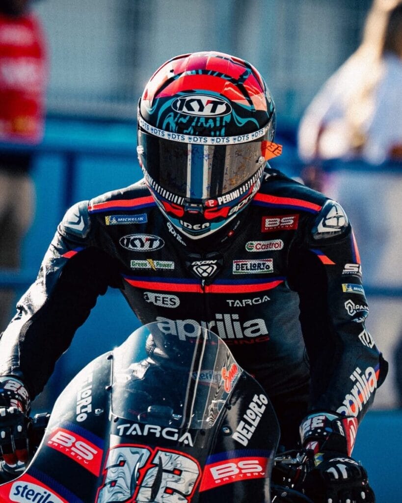 Lorenzo Savadori (collaudatore Aprilia) in pista a Jerez con la RS-GP 2026