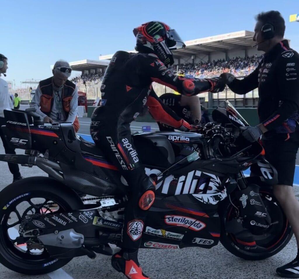 Marco Bezzecchi ai box a Le Mans