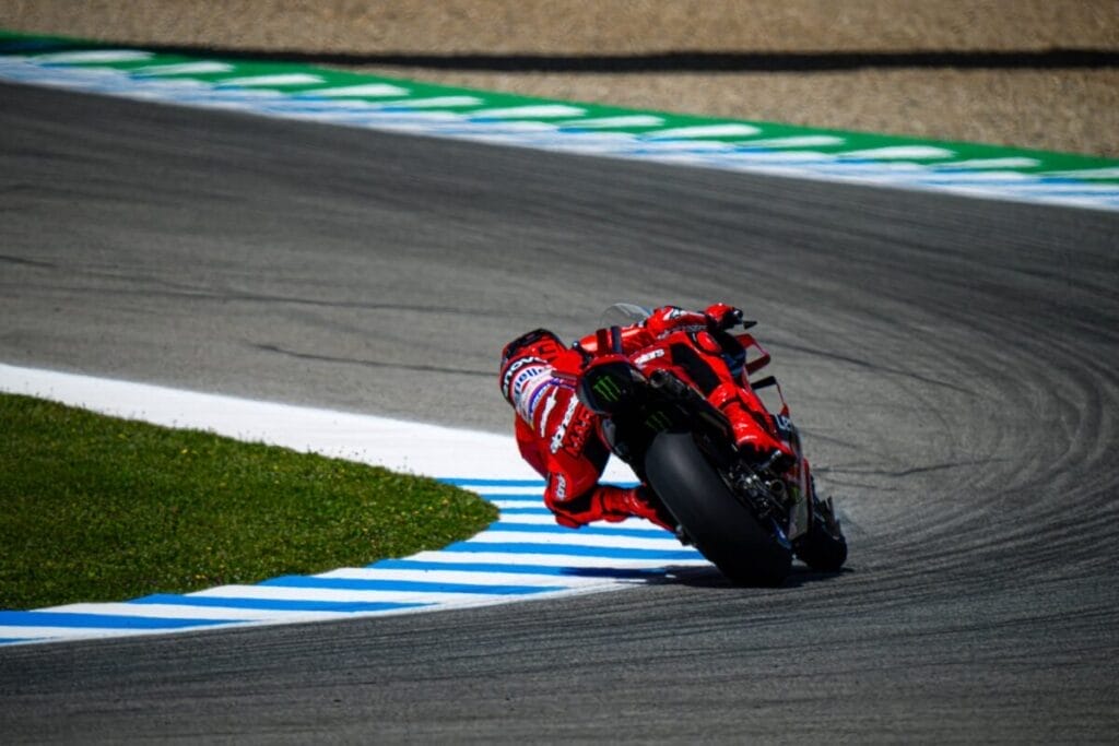 MotoGP, arriva la norma “anti-Marquez”: la FIM cambia le regole sull’ingresso box dopo il caos di Jerez