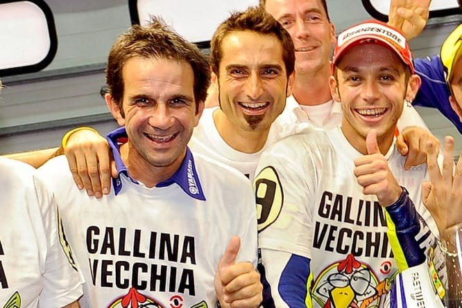 Davide Brivio ai tempi della Yamaha con Valentino Rossi e il suo capotecnico Flamigni