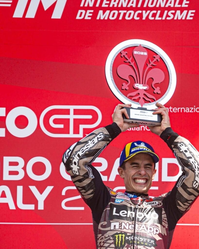 Marc Marquez festeggia sul podio la vittoria in MotoGP al Mugello 2025