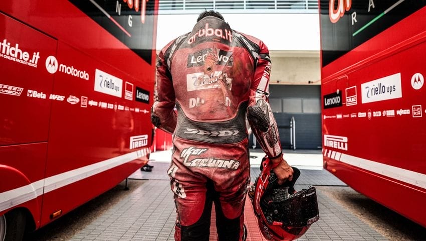 Iker Lecuona torna ai box dopo la caduta in FP2