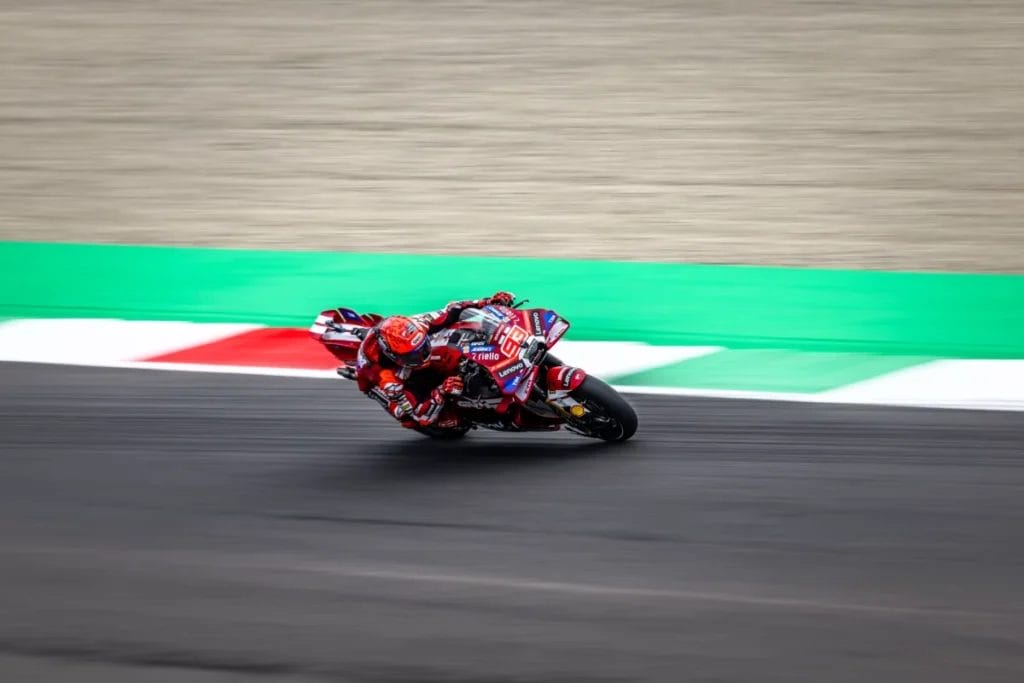 Marc Marquez in pista al Mugello dopo l'infortunio